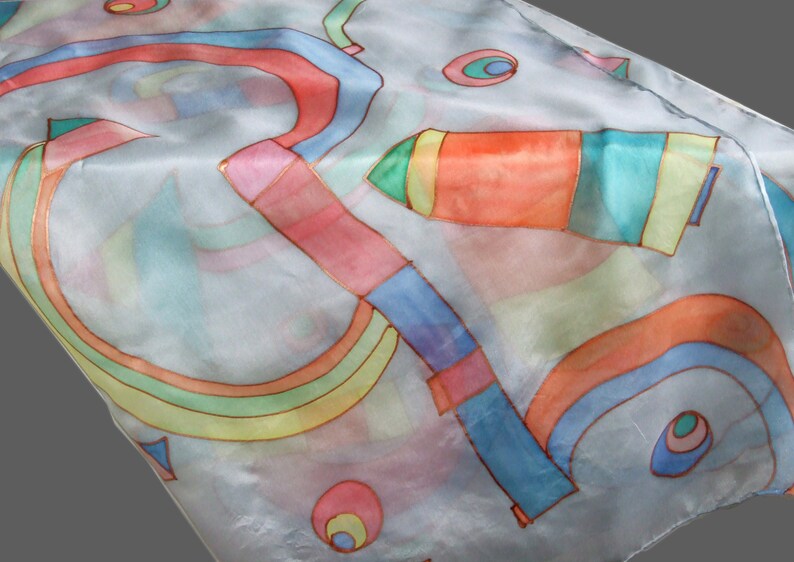 Tęcza chusta jedwabna ręcznie malowana, artystyczna apaszka w geometryczne wzory, popielata chusta w kolorowe wzorki zdjęcie 8