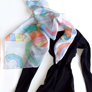 Hand painted silk scarf Rainbow, shawl in geometric patterns, rainbow patterns on a gray background, 画像 7