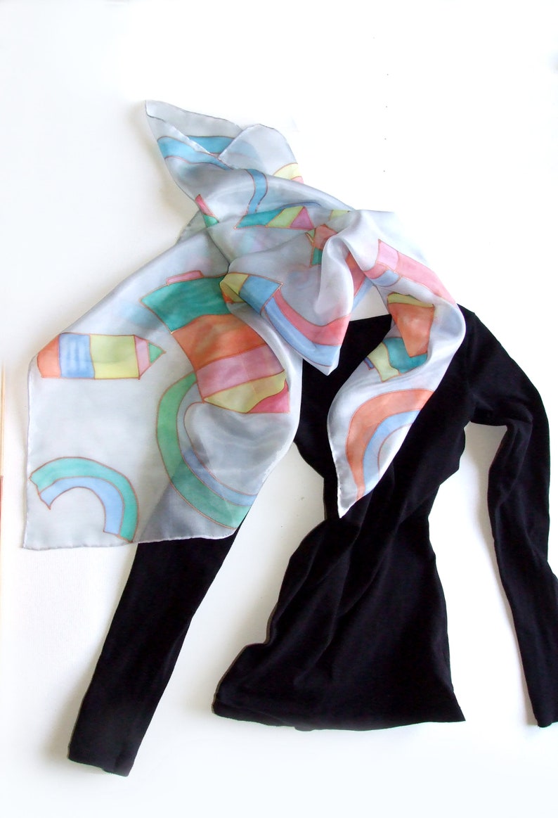 Hand painted silk scarf Rainbow, shawl in geometric patterns, rainbow patterns on a gray background, 画像 7