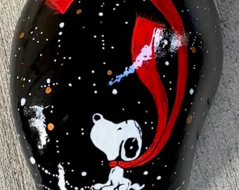 ¡Perro! Snoopy, el amor del perro, pintado en una gran roca de aproximadamente 18 cm x 11,5 cm x 7,5 cm.