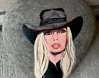 ブリジット・バルドーが約8x7x2の大きな岩に描いた絵