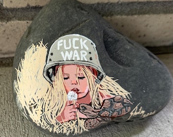 Guerra! Dichiarazione contro la guerra dipinta con un bambino su una roccia! Dimensioni approssimative: 5 1/2” x 4 1/2” x 3 1/2”
