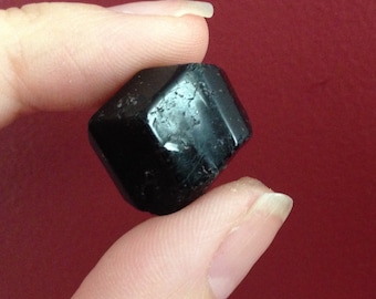 Pierre roulée en tourmaline noire, pierre de poche de thérapie par les cristaux