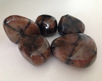 Pierre roulée chiastolite, andalousite, pierre de protection naturelle