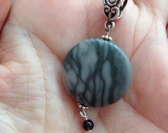 Pendentif en marbre gris canyon et pierre d'onyx noir