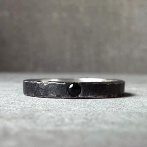 Verduisterde gehamerde sterling zilveren spinelring – minimalistische stapelbare sieraden