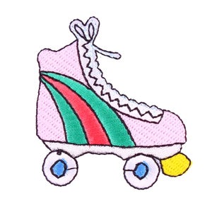 Pode incluir: Patins de rodas rosa com listras verdes, vermelhas e brancas. O patins tem rodas brancas com centros azuis e um freio amarelo.