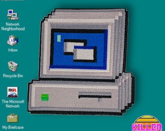 Op de afbeelding: Een gepixelde geborduurde patch van een vintage computer met een blauw scherm en een grijze behuizing. De patch bevindt zich op een turquoise achtergrond met een "Killer Cute"-logo rechtsonder.