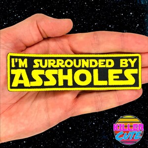 4.6インチ「I'm Surrounded By Assholes」アイロン接着パッチ 刺繍パッチ アップリケ おもしろい ノスタルジックなギフト