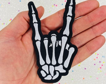 Remendo bordado de metal com chifres de diabo de esqueleto de 4,8"