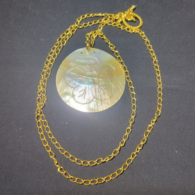 Shell Flower & Flower Pendant Necklace - Gold
