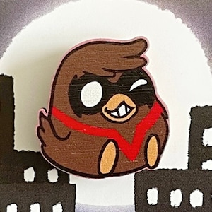 Allez-y ! Robins ! Petite épingle en bois Nightwing Batfamily version rouge | Sac Ita Accessoires Épingles de collection Super-héros Rouge-gorge Art d'oiseau Cadeaux mignons