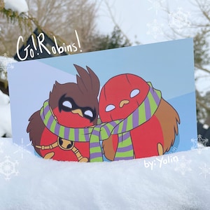 Ga! Robins! Winterbroers Red Robin en Red Hood | A5-wanddecor met pluizige sneeuwvogels | koudblauwe superheldenkunst | gezellige schattige illustratie