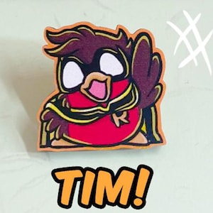 Puede incluir: Cuatro pines de madera con un petirrojo de dibujos animados vestido como Robin, el compañero de Batman. Los pines están pintados en rojo, amarillo, negro y marrón. El texto "GO! ROBINS! WOODEN PINS" está en la parte superior de la imagen. El texto "TIM!" está en la parte inferior de la imagen. El texto "YOLINART.ETSY.COM" está en la parte inferior de la imagen.