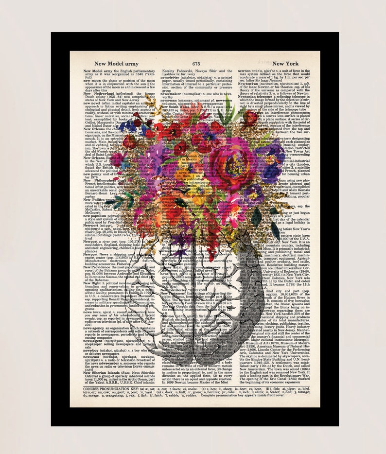 Op de afbeelding: Een kleurrijke bloemenillustratie met een achtergrond van een vintage boekpagina. De bloemen zijn gerangschikt in de vorm van een boeket en geschilderd in tinten roze, rood, oranje, geel en paars. De tekst van de boekpagina is zichtbaar op de achtergrond, en de woorden "New Model army" en "New York" zijn zichtbaar. De illustratie is een unieke en creatieve manier om kunst en literatuur te combineren.
