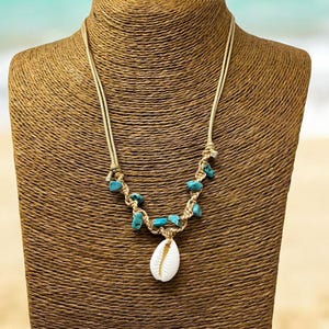 Handmade Cowrie Shell Necklace – Adjustable Macramé Choker, Boho Surfer Jewelry, Natural Beach Pendant, Ocean-Inspired Gift for Men & Women