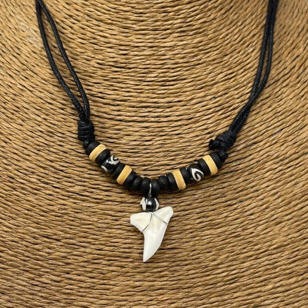 Collier dent de requin Authentique collier dent de requin - Style surfeur avec perles de noix de coco Collier dent de requin fossile Collier de surfeur fait main