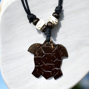 Handmade Adjustable Coconut Turtle Necklace – Eco-Friendly Boho Jewelry