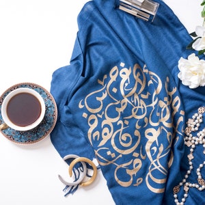 Écharpe châle bleu marine pashmina avec calligraphie arabe. Lettres d'or arabes.