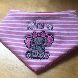 Puede incluir: Babero de bebé de tela a rayas rosa y blanco con un elefante gris bordado y el nombre "Klara" en bordado gris.