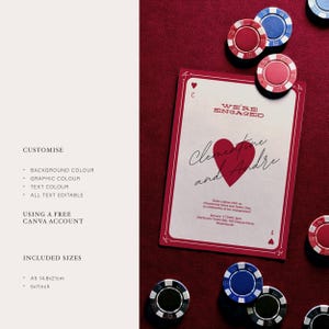 K&ouml;nnte beinhalten: Eine rote und wei&szlig;e Spielkarte mit einem Herz oben links und einem Herz in der Mitte. Die Karte sagt "We're Engaged" in wei&szlig;er Schrift. Die Namen "Clementine und Andre" sind in Kursivschrift mit einem roten Herz zwischen den Namen geschrieben. Die Karte liegt auf einem roten Hintergrund mit roten und blauen Pokerchips.