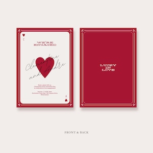 K&ouml;nnte beinhalten: Eine rote und wei&szlig;e Hochzeitseinladungskarte mit einem Spielkarten-Design. Die Vorderseite der Karte lautet "We're Engaged" mit einem roten Herzen und den Namen "Clementine und Andre". Die R&uuml;ckseite der Karte lautet "Lucky in Love".