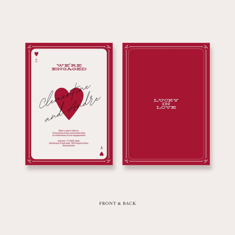 K&ouml;nnte beinhalten: Eine rote und wei&szlig;e Hochzeitseinladungskarte mit einem Spielkarten-Design. Die Vorderseite der Karte lautet "We're Engaged" mit einem roten Herzen und den Namen "Clementine und Andre". Die R&uuml;ckseite der Karte lautet "Lucky in Love".