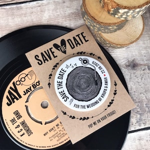 Bruiloft Woodland "Tree Stump Turntable" Save The Date magneten vintage vinylplaatontwerp (compleet met mini-achtergrondkaarten)
