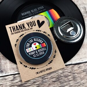 Flesopenermagneten bruiloft bedankje - vinylplaat regenboogontwerp met rustieke mini-achterkaarten