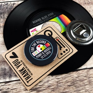 Flesopenermagneten bruiloft bedankje - vinylplaat regenboogontwerp met mini-kaarten aan de achterkant van het draaiplateau