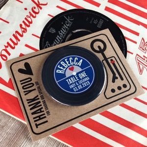 Bruiloft Gunst/Plaats Kaart Flesopener Magneten - Vinyl Record Ontwerp Compleet met Mini Draaitafel Backing Cards