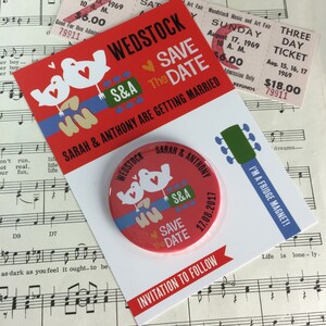 Ślubne magnesy Save The Date inspirowane festiwalem Woodstock (w komplecie z pocztówkami) Wedstock
