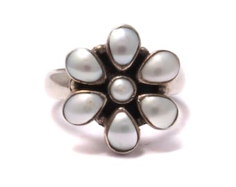 Flower ring with gemstones in silver