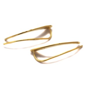 Boho Ohrschmuck Earcuff – Tropfenförmiger Earclimber vergoldet mit Emaille-Akzent.