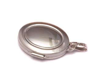 Mini locket made of real silver, oval and tiny, children's locket, 925 sterling silver, locket hinged for photo, condolence gift