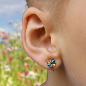 Pendientes infantiles de clip con forma de flor arcoíris, hechos de plata de ley 925.