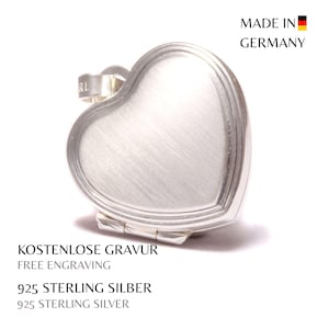 Könnte beinhalten: Ein herzförmiger Ohrring aus 925er Sterlingsilber mit gebürsteter Metalloberfläche. Der Ohrring wird in Deutschland hergestellt und trägt die Aufschrift "KOSTENLOSE GRAVUR" und "925 STERLING SILBER".
