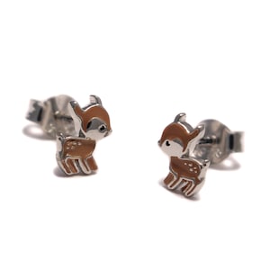 Oorbellen met een hertenmotief in 925 sterling zilver.