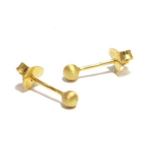 Minimalistische 3 mm Kugel Ohrringe aus vergoldetem 925 Sterling Silber Basic Ohrstecker Gold optik für den Alltag kleine goldene Ohrringe