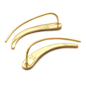 Zarte Earclimber Ohrringe mit Wellenform – vergoldeter Ohrschmuck aus echtem Silber.