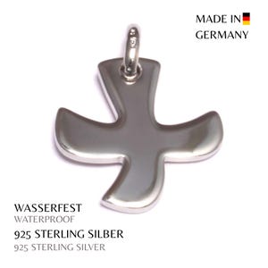 Può includere: Un ciondolo in argento lucido a forma di colomba, con un anello per una catena. Il ciondolo è contrassegnato con "925 STERLING SILVER" e "WATERPROOF". È visibile anche il testo "MADE IN GERMANY".