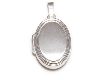 Classic small photo locket 925 sterling silver oval, medallion photo, wedding souvenir, photo necklace, plain sterling silver locket