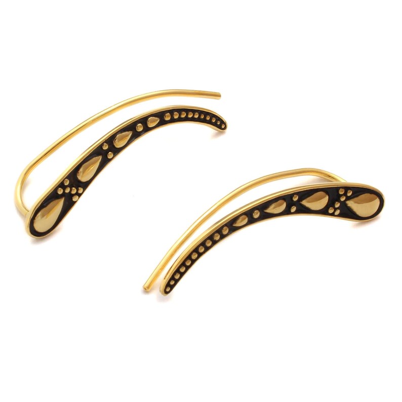 Zarter Ear Jacket Schmuck – vergoldeter Earcrawler mit Wellen-Design aus Silber.