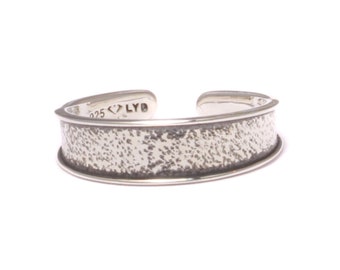 Getextureerde teenring gemaakt van 925 sterling zilver