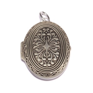 Medallion photo silver pendant vintage photo necklace 925 sterling silver chain to open for photos souvenir gift amulet oval to open