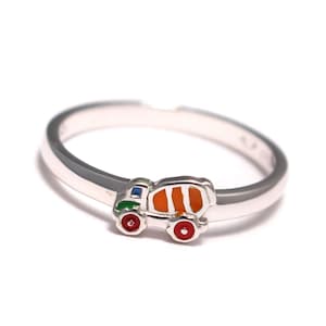 Könnte beinhalten: Ein silberner Ring mit einem bunten Betonmischer-Design. Der LKW ist orange, grün, blau und rot.