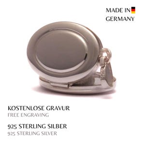 Può includere: Un medaglione ovale argentato, con apertura a cerniera. Realizzato in argento sterling 925, è etichettato "Made in Germany". È visibile anche il testo "FREE ENGRAVING".