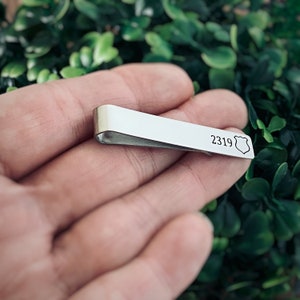LEO tie clip on womans hand to show perspective