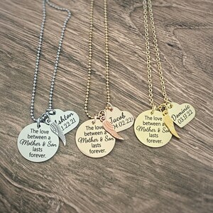Puede incluir: Tres collares de plata, oro y oro rosa con colgantes en forma de coraz&oacute;n. Cada colgante tiene un nombre personalizado, una fecha y la inscripci&oacute;n "El amor entre una madre y su hijo dura para siempre". Cada collar tambi&eacute;n tiene un peque&ntilde;o encanto de ala de &aacute;ngel.