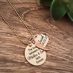 Puede incluir: Collar de oro con dos colgantes. El colgante m&aacute;s grande es redondo y dice "El amor entre una madre y su hijo dura para siempre". El colgante m&aacute;s peque&ntilde;o tiene forma de coraz&oacute;n y dice "Jacob 04.02.22".